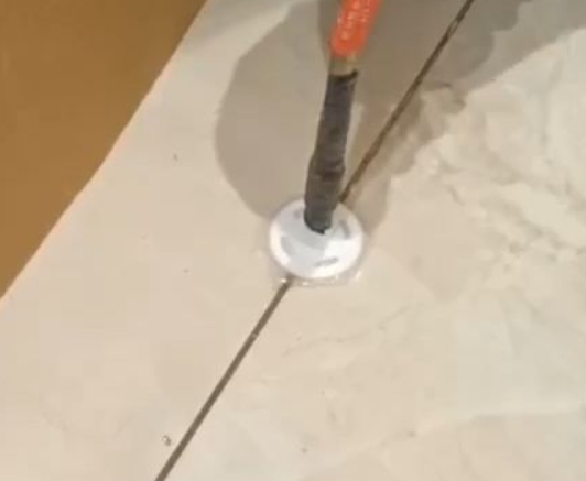 柳州瓷砖空鼓维修公司专业解答瓷砖在铺贴过程中，如果没有涂抹均匀到位的粘结材料（如水泥砂浆或瓷砖胶），可能会导致以下问题